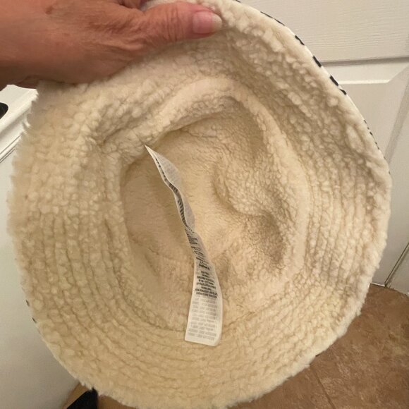 Disney Parks Alice In Wonderland Checkerboard Sherpa Bucket Hat Rabbit NEW - Picture 3 of 3